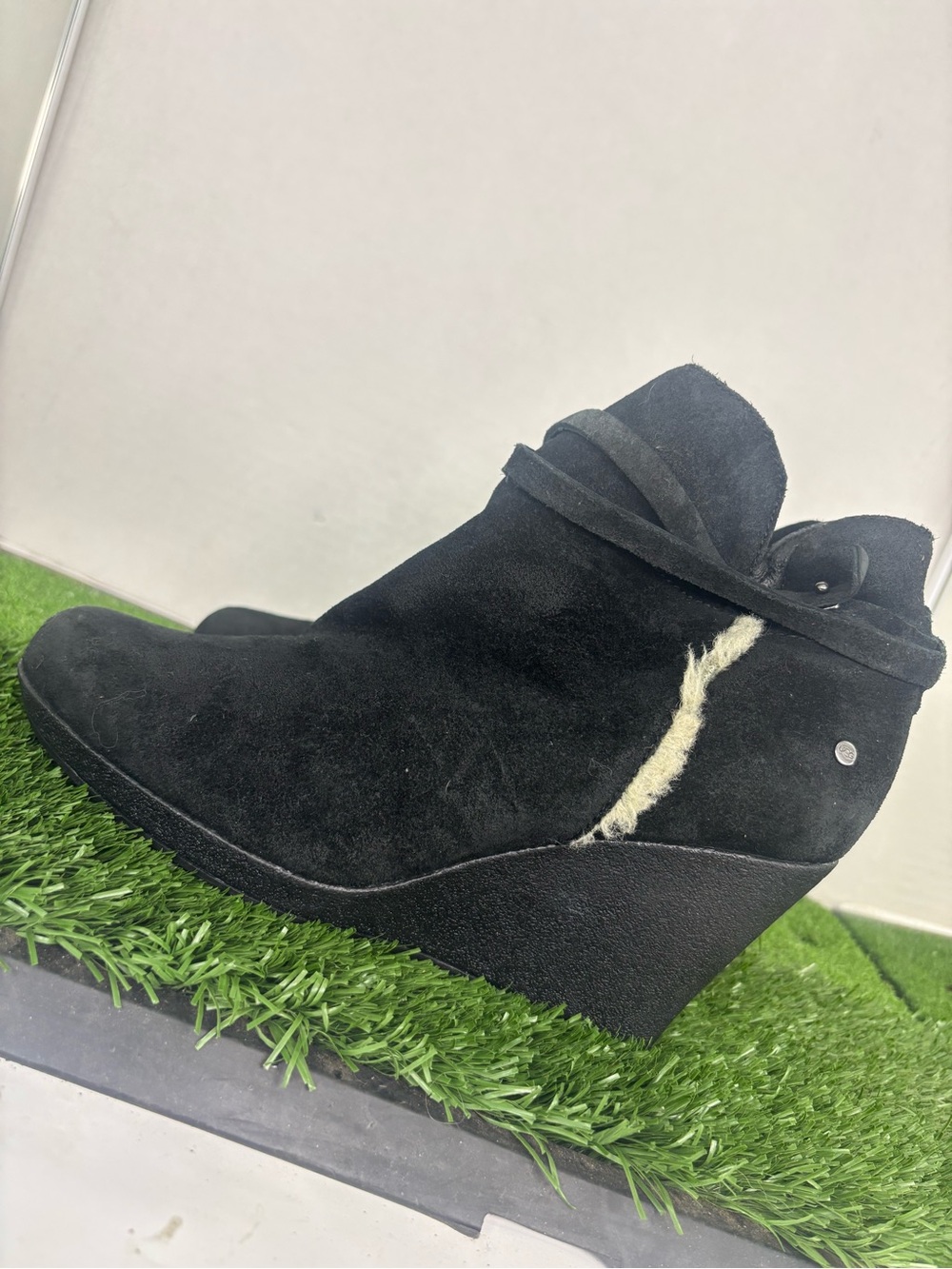 UGG Women's Kingsburg Black Suede Heeled Ankle Boots Zipper Closure 7.5